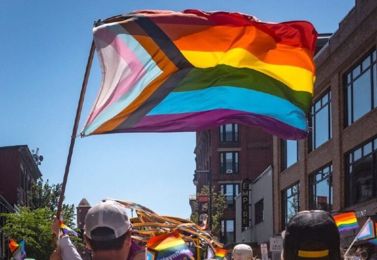 Utah ist der erste Bundesstaat, der offiziell die LGBTQ+-Pride-Flagge und andere...