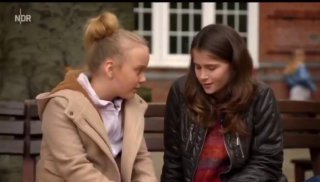 — Man kann mit Hormonen Blockern Pubertät stoppen. — Und — Man kann mit Hormonen Blockern Pubertät stoppen. — Und später? — Dann möchte...