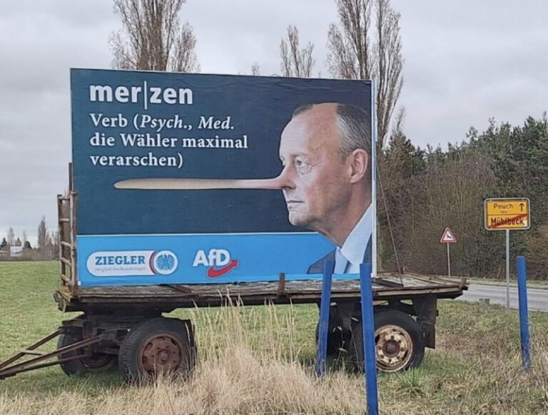  AfD provoziert mit Merz-Plakat  Ein satirisches Großplakat mit dem Konterfei vo...