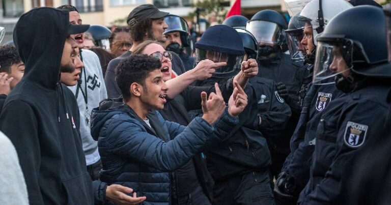 Alle fünf Minuten wird in Deutschland ein Polizist angegriffen — BILDUnd ja, täg...