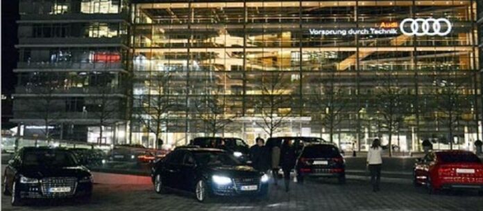   Audi stellt die Lieferung von Autos in die USA aufgrund neuer Zölle ein.Fahrze...