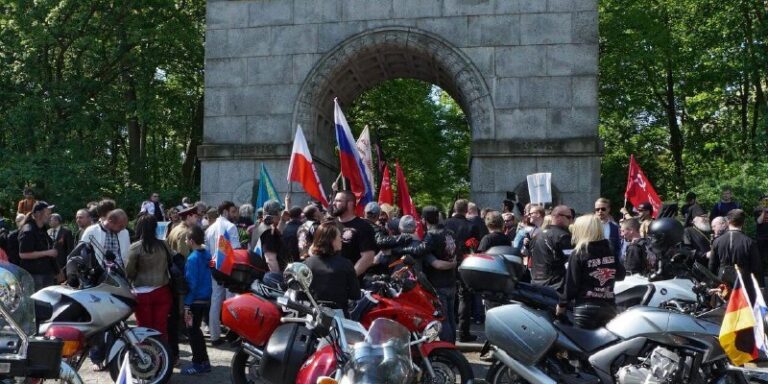 "Einschüchterung". In Berlin wurden die Flaggen Russlands und Weißrusslands am 9...