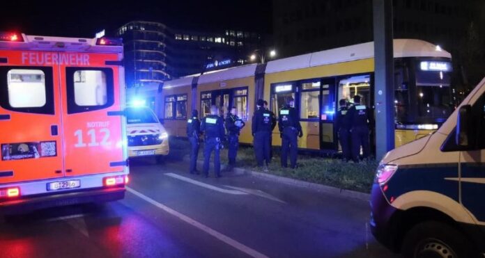Messer-Angriff in Berliner Tram – #Täter auf der FluchtMitten in admin
