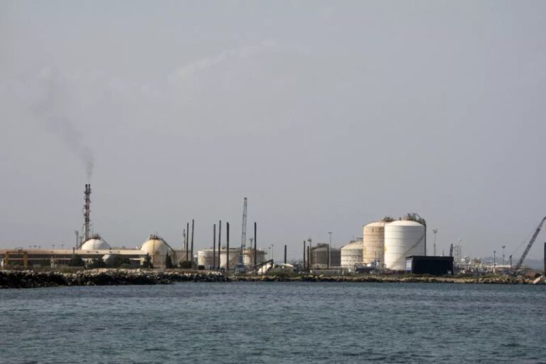 Ohne "Lukoil" ist die größte Raffinerie Italiens innerhalb von nur drei Jahren i...