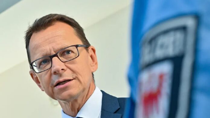 Brandenburgs Innenministerin entlässt Leiter des VerfassungsschutzesBrandenburg… admin