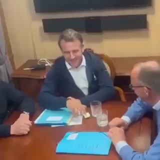 Das Netz rätselt: Wurden Merz und Macron hier mit Kokain erwischt?Auf X geht zur...