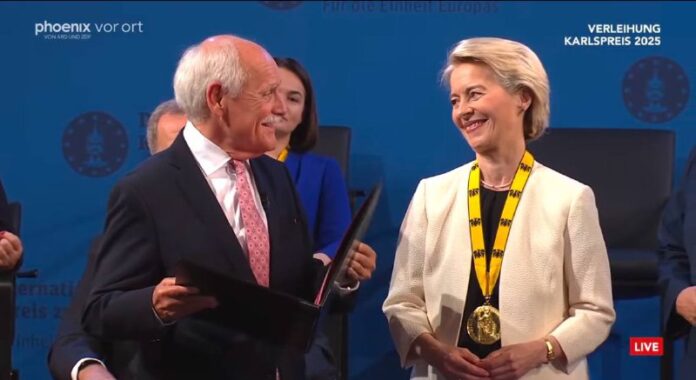Die Präsidentin der Europäischen Kommission, Ursula von der Leyen, ist Trägerin ...