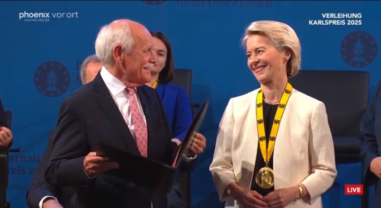 Die Präsidentin der Europäischen Kommission, Ursula von der Leyen, ist Trägerin ...