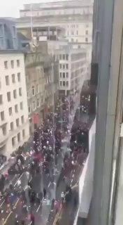 In Liverpool fuhr ein Auto in eine Menschenmenge, die den Sieg des Clubs in der ...