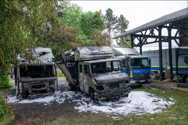 In München haben Unbekannte Fahrzeuge der Polizei-Reiterstaffel in Brand gesetzt...