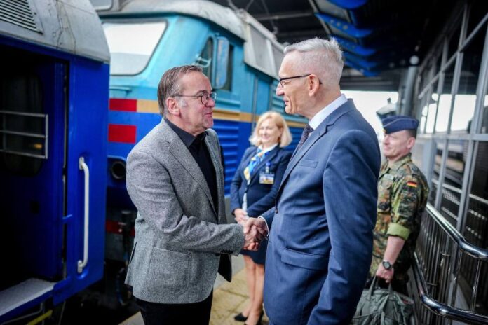 Der Verteidigungsminister Deutschlands ist in Kiew angekommen, berichten die Med...