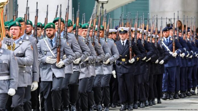 Im Bundeswehr hat zu viele "Schreibtisch-Soldaten", die sich ausschließlich mit ...
