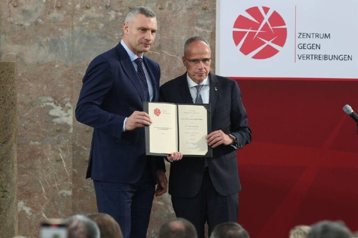 Kiews Bürgermeister Witalij Klitschko erhielt den Franz-Werfel-PreisNein, nicht ...