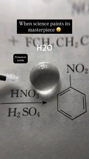  Verschiedene Verbindungen reagieren mit Wasser und erzeugen durch die Reaktion ...