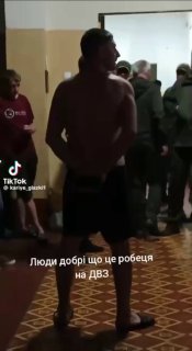 „Nehmt alle Knüppel!“: Mobilisierte Menschen randalieren in Kiew In einem der Mi...